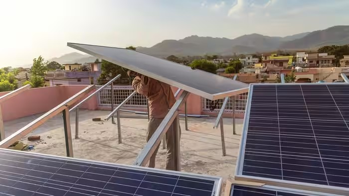 Rooftop Solar Panel Safety: રૂફટોપ સોલર પેનલને તોફાનથી બચાવવી હોય તો આ બાબતોનું રાખો ધ્યાન, ઇન્સ્ટોલેશનથી લઈને ઝાડની છટણી સુધી જાણો સંપૂર્ણ માહિતી 1 Rooftop Solar Panel Safety