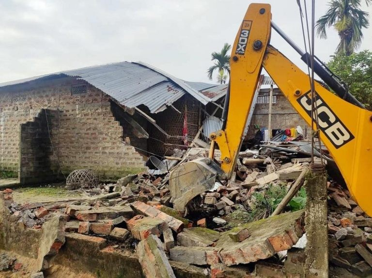 Assam House Demolition: અસમમાં 73 મુસ્લિમોના ઘર તોડાયા, ગૌહાટી હાઈકોર્ટે 24 કલાકની નોટિસ પર ઉઠાવ્યા ગંભીર સવાલ 1 Assam House Demolition