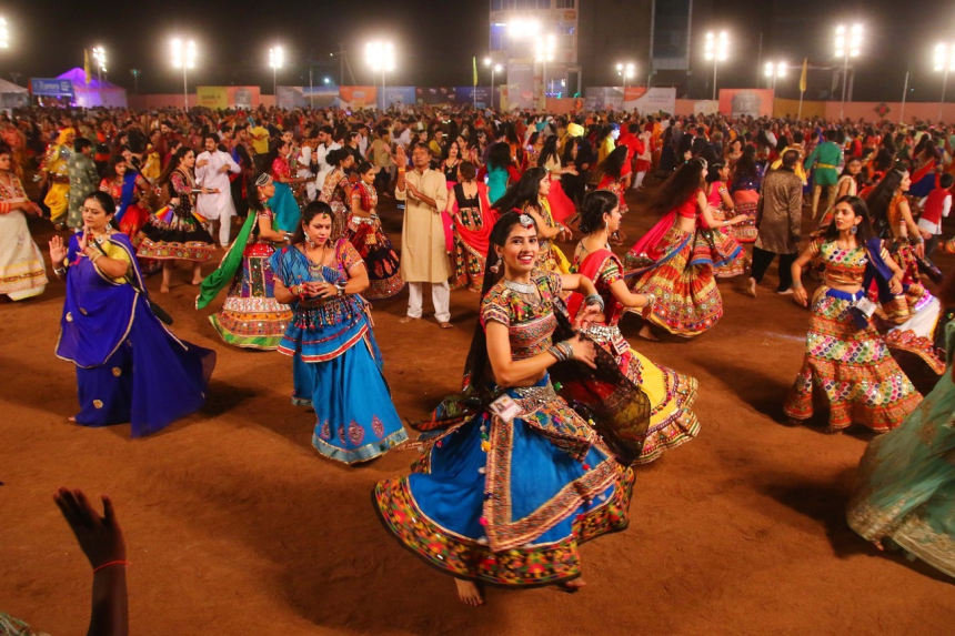 Vibrant Navratri Pass: વાઇબ્રન્ટ નવરાત્રી હવે ખરેખર ‘વાઇબ્રન્ટ’થી વધુ પ્રોફેશનલ બની રહી છે? 1 amwmew1t