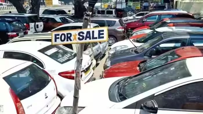 Used Car Buying Tips: જૂની કાર ખરીદતા પહેલાં માઇલેજ કરતાં આ બાબતો તપાસવી વધારે જરૂરી 1 Used Car Buying Tips