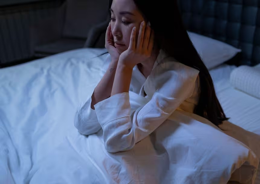 Night Sleep Problems: રાત્રે વચ્ચે અચાનક ઊંઘ ખુલી જાય છે? આ બીમારીનો હોઈ શકે છે સંકેત 1 Night Sleep Problems
