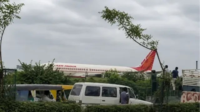 Ahmedabad Air India Bomb Threat: અમદાવાદ એરપોર્ટ પર Air Indiaની ફ્લાઇટમાં BOMBની ધમકી, 32 મુસાફરોને સુરક્ષિત બહાર કાઢવામાં આવ્યા 1 Ahmedabad Air India Bomb Threat