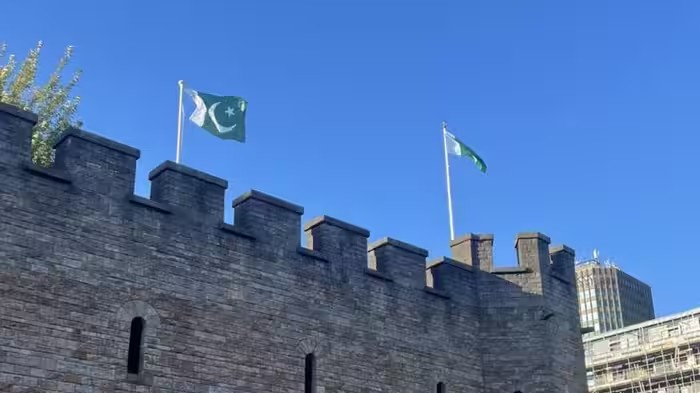 Pakistan Flag Cardiff Castle: UKના કિલ્લા પર પાકિસ્તાનનો ધ્વજ ફરકાવાતા વિવાદ, રિફોર્મ પાર્ટી ભડકી, કહ્યું- અમારી સંસ્કૃતિ પર કબજો કરવાની કોશિશ 1 Pakistan Flag Cardiff Castle