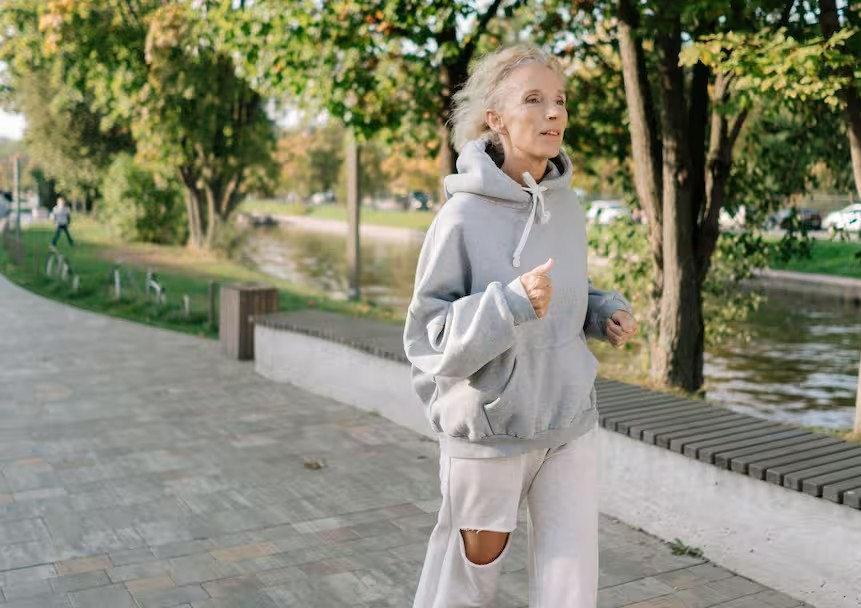 Lymphatic Walking: 10 મિનિટની લિંફેટિક વૉક ખરેખર ફાયદાકારક છે? જાણો લિંફ ફ્લો અને ફૅટ લૉસ વચ્ચેનો તફાવત 1 Lymphatic Walking