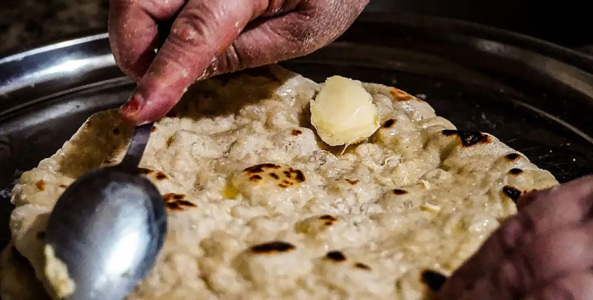 Ghee on Roti: રોટલી પર વધારે ઘી લગાવીને ખાવું કેટલું યોગ્ય? જાણો હૃદય, વજન અને કૉલેસ્ટ્રોલ પર તેની અસર 1 Ghee on Roti