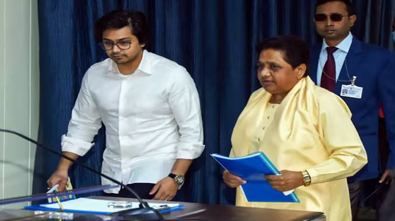BSP Successor: શું BSP માત્ર પરિવારની અંદર જ ઉત્તરાધિકારી શોધશે, ભત્રીજા આકાશ બાદ ચર્ચામાં ભત્રીજી દીપિકા આનંદનું નામ 1 BSP Successor