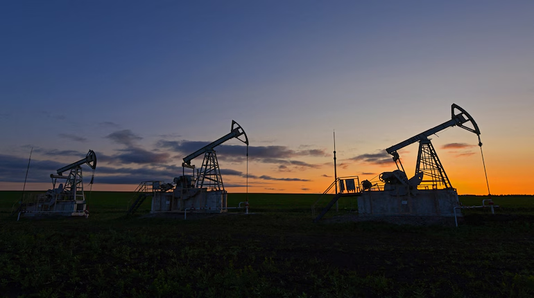 India Crude Oil Import: સાઉદીની સપ્લાયમાં વિક્ષેપ, રશિયન તેલમાં મુશ્કેલી, ચીનનો પડકાર, અને અમેરિકાથી 100% ટેરિફનું જોખમ, ચોતરફી મારથી કેવી રીતે બચશે ભારત? 1 India Crude Oil Import