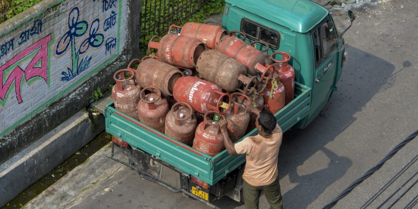 LPG Aadhaar Authentication: LPG માટે આધાર અંગે સરકારનો યુ-ટર્ન, હવે સબસિડી માટે બાયોમેટ્રિક વેરિફિકેશન જરૂરી 1 LPG Aadhaar Authentication