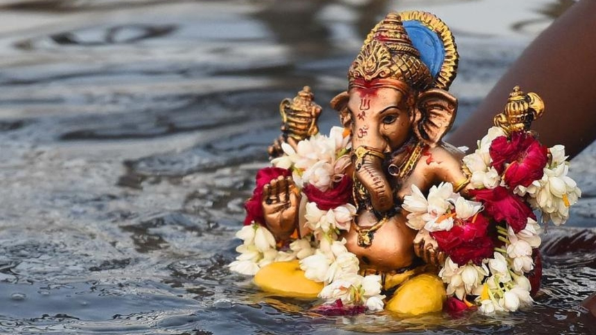 Ganesh Visarjan Ritual: વિસર્જન એટલે વિદાય… મૂર્તિને ગમે ત્યાં પધરાવી દેવી નહીં! 1 Ganesh Visarjan Ritual