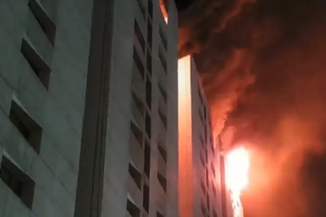 Surat Textile Market Fire: સુરતના શ્યામ સંગિની ટેક્સટાઇલ માર્કેટમાં ભીષણ આગ, 20-22 ફાયર ફાઈટર વાહનો તૈનાત 1 Surat Textile Market Fire