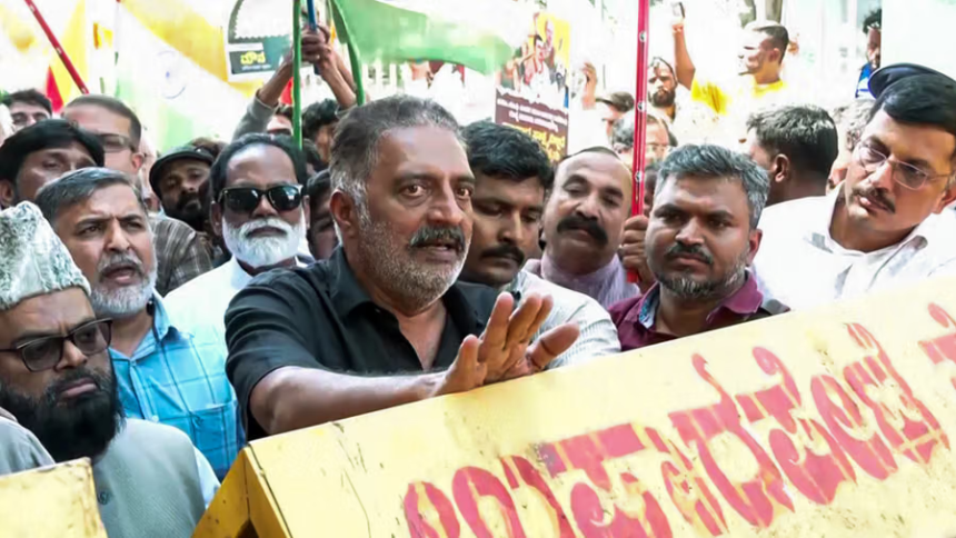 Karnataka SIR Protest: બેંગલુરુમાં ‘Election Commission Chalo’ વિરોધ માર્ચ દરમિયાન પોલીસની કાર્યવાહી, પ્રકાશ રાજ સહિત અનેક લોકો કસ્ટડીમાં 1 Karnataka SIR Protest