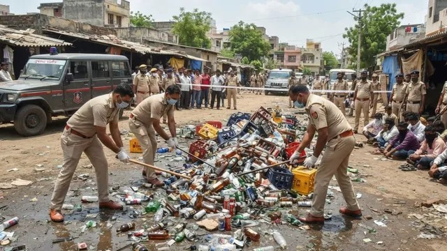 Patan Illegal Liquor: પાટણમાં દેશી દારૂ બનાવવાના 260 અડ્ડા પર પોલીસના દરોડા, 16 દારૂની હેરાફેરી કરનારા ઝડપાયા 1 Patan Illegal Liquor