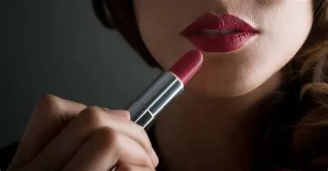 Insect-Derived Red Lipstick: તમારી લિપસ્ટિકનો લાલ રંગ જંતુઓમાંથી બનતો હોઈ શકે છે! હોઠ પર લગાવો છો એ રંગ પાછળની હકીકત જાણો! 1 Insect-Derived Red Lipstick