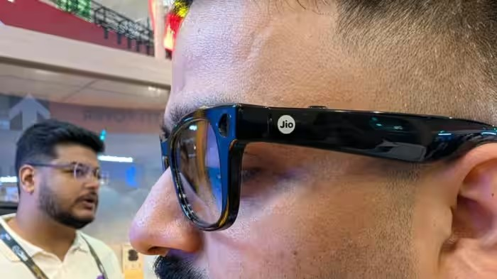Jio Smart Glasses: IMC 2026માં Reliance Jioએ રજૂ કર્યા નેક્સ્ટ-જનરેશન AI વેરેબલ, ચશ્માથી થશે UPI Payment 1 Jio Smart Glasses