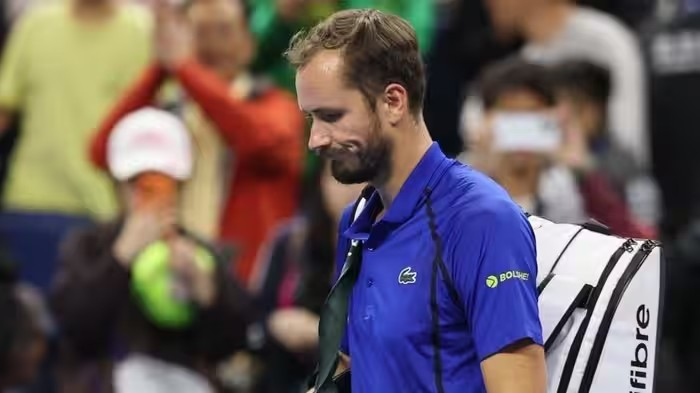 Medvedev China Open Disqualification: ડેનિલ મેદવેદેવે ફેનના મોઢા પર મારી બોલ, ચાઇના ઓપનમાંથી થયા ડિસ્ક્વોલિફાઇ, જોકોવિચ ફાઇનલમાં પહોંચ્યા 1 Medvedev China Open Disqualification