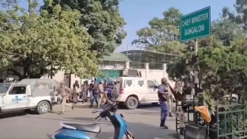 Manipur Violence Imphal Protest: મણિપુરમાં તાજી હિંસામાં 3 લોકોની હત્યા, મુખ્યમંત્રીના નિવાસસ્થાન બહાર મૃતદેહો મૂકીને વિરોધ પ્રદર્શન. 1 Manipur Violence Imphal Protest