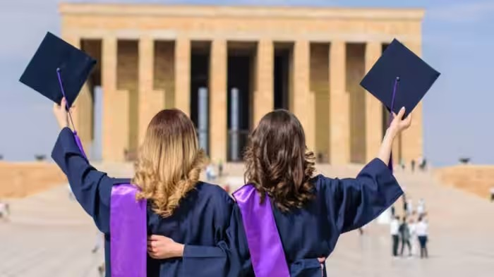 Europe Higher Education Tips: યુરોપમાં અભ્યાસ કરવા જઈ રહ્યા છો? પ્રવેશ લેતા પહેલાં આ 5 બાબતો જાણી લો 1 Europe Higher Education Tips