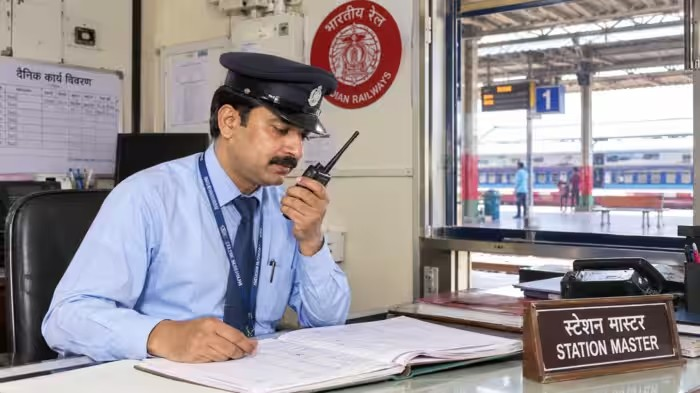 Railway Station Master Job: ભારતીય રેલવે સ્ટેશન માસ્ટરની નોકરીની રૂપરેખા: લાયકાત, કામ, પગાર અને પસંદગી પ્રક્રિયા જાણો 1 Railway Station Master Job