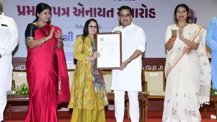 Indian Citizenship for Pakistani Refugees: પાકિસ્તાનથી આવેલા 158 શરણાર્થીઓને ભારતીય નાગરિકતા, હર્ષ સંઘવીએ આપ્યાં પ્રમાણપત્રો 1 Indian Citizenship for Pakistani Refugees