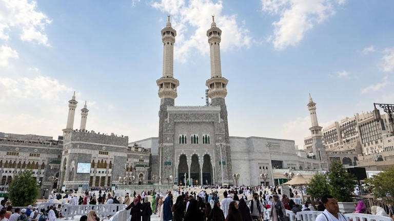 Makkah Mosque Incident Death Penalty: સાઉદી અરેબિયાની મસ્જિદમાં અશ્લીલ હરકત કરતાં પકડાયેલા કપલને મોતની સજા! જુઓ સમગ્ર અહેવાલ… 1 Makkah Mosque Incident Death Penalty