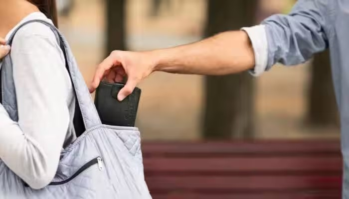 Lost Phone Recovery: ફોન ચોરી થઈ જાય તો તરત કરો આ 4 કામ, યોગ્ય પ્રક્રિયાથી પરત મળી શકે છે ડિવાઇસ 1 Lost Phone Recovery
