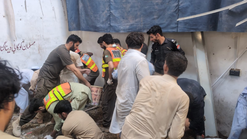 Peshawar School Roof Collapse: પાકિસ્તાનના પેશાવરમાં ખાનગી શાળાની છત ધરાશાયી, 21 બાળકોનાં કરુણ મોત 1 Peshawar School Roof Collapse