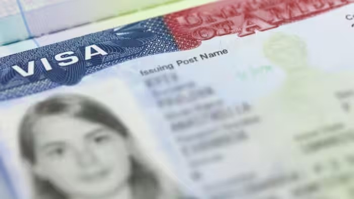 H-1B Visa News: ‘₹1.32 કરોડનો પગાર હોય તો જ મળશે H-1B વિઝા’, અમેરિકામાં નવું બિલ રજૂ, ટ્રમ્પની પાર્ટીના સાંસદે વધારી મુશ્કેલી 1 H-1B Visa News
