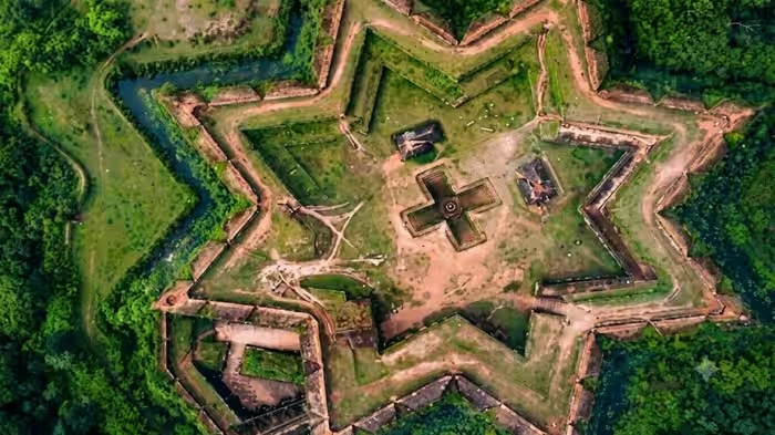 Manjarabad Fort History: 3,241 ફૂટની ઊંચાઈએ આવેલો મંજરાબાદ કિલ્લો કેમ છે ખાસ? જાણો તેની તારાના આકારની રચના અને લશ્કરી મહત્ત્વ. 1 Manjarabad Fort History