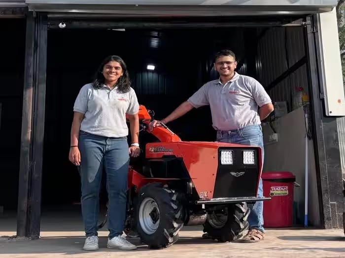 Success Story: IIT બોમ્બેના બે ભૂતપૂર્વ વિદ્યાર્થીઓએ છોડી કોર્પોરેટની નોકરી, ખેતી માટે બનાવ્યાં સ્માર્ટ ઇલેક્ટ્રિક મશીનો, સવા વર્ષમાં ₹70 લાખનો વ્યવસાય કર્યો 1 Success Story